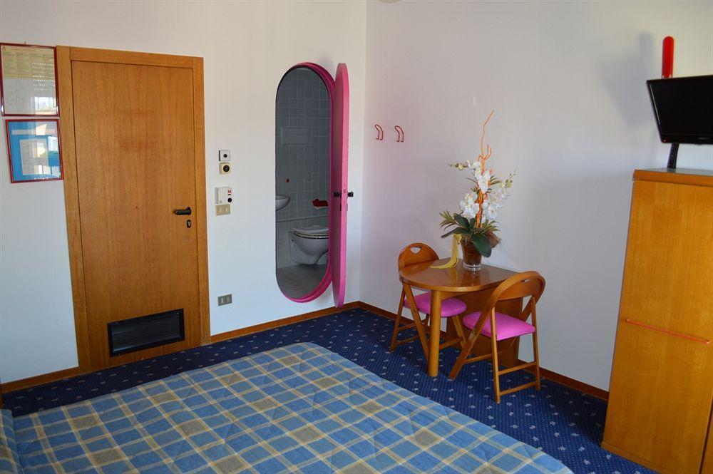 Hotel Azzurra Сирмионе Экстерьер фото